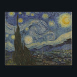 Starry Night av Vincent Van Gogh Trätavla<br><div class="desc">Starry Night av Vincent Van Gogh, olja på canvas 1889, är en landskapsmålning av ett stort virrvarr av lysande stjärnor över ett landskap av avlägsna städer och rullande backe, med en enda cypress träd stigning i förgrunden som en mörk grönt låga. Van Gogh målade inte sitt mästerverk från livet utan...</div>