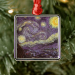 Starry Night av Vincent van Gogh, Vintage Fine Art Julgransprydnad Metall<br><div class="desc">Starry Night (1889) av Vincent van Gogh är en vintage post impressionism bra konst liggande naturmålning. En syn på en stad i dalen på natten med molnen snurrande, stjärnorna skugga och en vacker gyllene gult krescent måne. Den målades under dagen från minnet och är van Goghs mest berömd målning. Om...</div>