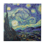 Starry Night by van Gogh Kakelplatta<br><div class="desc">Van Gogh var besatt av symbolen för lysande föremål och för färg. Lampan var en symbol för lugn och säkerhet. Stjärnan symboliserade tro och gasljus,  mänskliga realiteter. Djupt ultramarinblått var oändligt,  medan rött och grönt uttryckte "detta fruktansvärda sak,  manar passioner.</div>