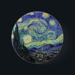 Starry Night by van Gogh Knapp<br><div class="desc">Van Gogh var besatt av symbolen för lysande föremål och för färg. Lampan var en symbol för lugn och säkerhet. Stjärnan symboliserade tro och gasljus,  mänskliga realiteter. Djupt ultramarinblått var oändligt,  medan rött och grönt uttryckte "detta fruktansvärda sak,  manar passioner.</div>