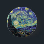 Starry Night by van Gogh Knapp<br><div class="desc">Van Gogh var besatt av symbolen för lysande föremål och för färg. Lampan var en symbol för lugn och säkerhet. Stjärnan symboliserade tro och gasljus,  mänskliga realiteter. Djupt ultramarinblått var oändligt,  medan rött och grönt uttryckte "detta fruktansvärda sak,  manar passioner.</div>