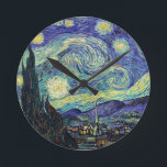 Starry Night by van Gogh Rund Klocka<br><div class="desc">Van Gogh var besatt av symbolen för lysande föremål och för färg. Lampan var en symbol för lugn och säkerhet. Stjärnan symboliserade tro och gasljus,  mänskliga realiteter. Djupt ultramarinblått var oändligt,  medan rött och grönt uttryckte "detta fruktansvärda sak,  manar passioner.</div>