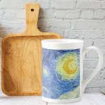 Starry Night Måne Vincent van Gogh Benporslin Mugg<br><div class="desc">En bra konst Bone China Mugg med Starry Natt (1889),  en efterimponerande målning av Vincent Van Gogh (1853-1890). En landskapsmålning som skildrar synen utanför fönstret från Van Goghs rum vid sanatorium i Saint-Remy-de-Provence,  Södra Frankriket med ett halvmånsfärande måne i natt himlar.</div>