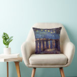 Starry Night Over the Rhone av Vincent van Gogh Kudde<br><div class="desc">Vincent van Gogh, som är en vintage bra konst post impressionism nautiskt sjölandskap, har påbörjat natten över Rhen. En havsvy över Rhendinfloden nattetid med stjärnor i himlar som skakar i reflektionen. Om konstnären: Vincent Willem van Gogh (1853-1890) var en av de mest berömd Post impressionist-målarna under sin tid. Hans arbete...</div>