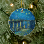Starry Night Over the Rhône | Vincent van Gogh Julgransprydnad Keramik<br><div class="desc">Starry Night Over the Rhône (1888) av Vincent van Gogh är en mesmerierande Post-Impressionistisk målning som fångar en serene natt-vy av Rhône-floden i Arles, Frankrike. Bilderna har en djup blå himmel med skuggande gyllene stjärnor och deras reflektioner på vatten. I förgrunden går två figurer längs flodbanken och tillför en känsla...</div>