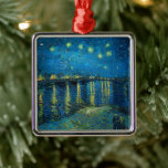 Starry Night Over the Rhône | Vincent van Gogh Julgransprydnad Metall<br><div class="desc">Starry Night Over the Rhône (1888) av Vincent van Gogh är en mesmerierande Post-Impressionistisk målning som fångar en serene natt-vy av Rhône-floden i Arles, Frankrike. Bilderna har en djup blå himmel med skuggande gyllene stjärnor och deras reflektioner på vatten. I förgrunden går två figurer längs flodbanken och tillför en känsla...</div>