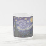 Starry Night, Van Gogh Fransk Town Saint Remy Frostad Glasmugg<br><div class="desc">En stad i Fransken "Saint Remy" är en stad med stjärnans ljusstyrka på en blå stjärnbergart. Starlight över stan med moln,  stjärnor och ljusa gulter i måne vid midnatt. Vintage post impressionist målning av Fransk målare Vincent Van Gogh.</div>