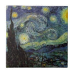 Starry Night - van Gogh Kakelplatta<br><div class="desc">Från gruvarbetarlampan Nuenen till den som han placerade på sin fönstersida efter scenen med Gauguin; från kvällsstjärnan noterade han 1875 i Corot Olive Orchard till brev i augusti 1888 till sin bror, där han sade: "En dag eller annan kommer du att se en bild av själva huset badas i solljus,...</div>