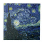 Starry Night Vincent van Gogh Fine Art Painting Kakelplatta<br><div class="desc">Vincent van Gogh (holländska, 1853-1890) Starry Night, 1889, Oil on canvas Unframed: 73 × 92 cm (28, 7 × 36, 2 tum) Denna tavla skildrar synen från det öster-vända fönstret på Van Goghs asylrum på Saint-Rémy-de-Provence, tillade, tillade en idealiserad by. Det har funnits i den permanenta samlingen av Modern Art-museet...</div>