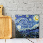 Starry Night Vincent van Gogh Kakelplatta<br><div class="desc">Dekorativ keramisk bricka med Starry Natt (1889),  en postimponerande oljemålning av Vincent van Gogh (1853-1890). En målning som skildrar synen utanför fönstret från Van Gogh's rum på Sankt-Remy-de-Provence,  Södra Frankriket.</div>