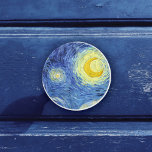Starry Night Vincent van Gogh Knopp<br><div class="desc">En rund keramisk knopp med Starry Night (1889),  en oljemålning av Vincent Van Gogh (1853-1890). Skiljer åsikten utanför fönstret från Van Goghs rum vid sanatoriet i Saint-Remy-de-Provence,  Södra Frankriket. En snurrande natt himlar med ett halvmåne måne.</div>