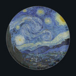 Starry Night Vincent van Gogh Magnet<br><div class="desc">Den här vackra, bra konsthantverkens magnetdesign visar nederländsk poressionistisk målare Vincent van Goghs berömd, "Stjärnnatten". Under sin vistelse på Saint Remy-asyl på 1880-talet skildrade van Gogh det rullande backe och cypress träd som han såg från sitt fönster. Han lade också till byn, som han inte kunde se från sitt fönster,...</div>