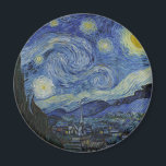 Starry Night Vincent van Gogh Magnet<br><div class="desc">Den här vackra, bra konsthantverkens magnetdesign visar nederländsk poressionistisk målare Vincent van Goghs berömd, "Stjärnnatten". Under sin vistelse på Saint Remy-asyl på 1880-talet skildrade van Gogh det rullande backe och cypress träd som han såg från sitt fönster. Han lade också till byn, som han inte kunde se från sitt fönster,...</div>