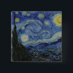 Starry Night Vincent van Gogh Painting Knapp<br><div class="desc">Den här vackra bran visar den nederländske efterbildaren Vincent van Goghs berömd, "Stjärnnatten". Under sin vistelse på Saint Remy-asyl på 1880-talet skildrade van Gogh det rullande backe och cypress träd som han såg från sitt fönster. Han lade också till byn, som han inte kunde se från sitt fönster, och den...</div>