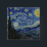 Starry Night Vincent van Gogh Painting Knapp<br><div class="desc">Den här vackra bran visar den nederländske efterbildaren Vincent van Goghs berömd, "Stjärnnatten". Under sin vistelse på Saint Remy-asyl på 1880-talet skildrade van Gogh det rullande backe och cypress träd som han såg från sitt fönster. Han lade också till byn, som han inte kunde se från sitt fönster, och den...</div>