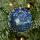Starry Night Vincent van Gogh Vintage Painting Art Julgransprydnad Keramik<br><div class="desc">Vincent van Gogh (holländska, 1853-1890) Starry Night, 1889, Oil on canvas Unframed: 73 × 92 cm (28, 7 × 36, 2 tum) Denna tavla skildrar synen från det öster-vända fönstret på Van Goghs asylrum på Saint-Rémy-de-Provence, tillade, tillade en idealiserad by. Det har funnits i den permanenta samlingen av Modern Art-museet...</div>