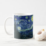 Starry Night Vincent van Gogh Vintage Painting Art Kaffemugg<br><div class="desc">Vincent van Gogh (holländska, 1853-1890) Starry Night, 1889, Oil on canvas Unframed: 73 × 92 cm (28, 7 × 36, 2 tum) Denna tavla skildrar synen från det öster-vända fönstret på Van Goghs asylrum på Saint-Rémy-de-Provence, tillade, tillade en idealiserad by. Det har funnits i den permanenta samlingen av Modern Art-museet...</div>