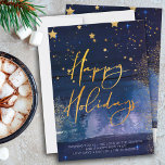Starry Winter Night Glad helg Blue och Guld Julkort<br><div class="desc">Stryk vinternattkort i Glad helg med elegant guld-manusjett. Den här chicen och den moderna designen kombinerar blå vattenfärgspenseldrag, guld-stjärnor, stjärnljusglöd, guld-damm och en mistskog. Den är handskriven med Glad helg och mallen är inställd så att du kan lägga till personligen hälsning. Icke-fotodesign och enkel att anpassa för vänner och familj...</div>