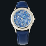 Stars av David Stached Glass Armbandsur<br><div class="desc">Blått läderbandsur av rostfritt stål för barn med en bild av David Stars i en blå glasdesign av nedfläckad. Silver klocka ansikte som tillval. Se matchande runda knappar och rund nyckelkedja för grundläggande knappar. Se hela Hanukkah Watch-samlingen under kategorin ACCESSORIES i avsnittet HELGDAGAR.</div>