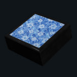 Stars av David Stached Glass Smyckeskrin<br><div class="desc">Stor svart presentlåda av trä med bilder av David stjärna i ett blått nedfläckad av mönster. Se hela uppsättningen av Hanukkah Gift Box under HOME-kategorin i avsnittet HELGDAGAR.</div>