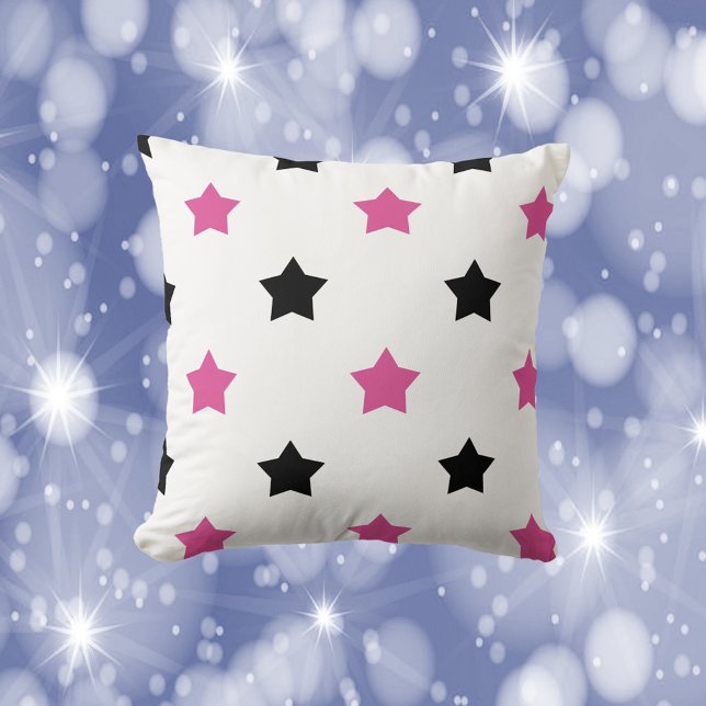 Stars Black och Rosa Mönster White Kudde (A throw pillow with a pattern of pink and black stars.)