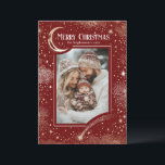 Stars Celestial Magic God jul Photo Julkort<br><div class="desc">Sprid helgdag cheer med det här magiska "God jul"-kortet. Den här röda och guld-designen fångar en fantastisk twinkling nattetid himmel, försedd med små och stora stjärnor som sätter perfekten för din familjs foto. Ett halvmåne måne och att skjuta stjärnan elegant ram ditt ögonblick, skapar det som ett julmirakel. Med en...</div>