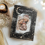 Stars Celestial Magic God jul Photo Julkort<br><div class="desc">God jul-kort med unik kelestial utformning. Fira julen med ett elegant rostiskt kort med en stjärnnattsdesign och en bild från din familj. Den sjudande, djupa grafiken skapar en magisk atmosfär, som fångar julhelgens glädje och . Det är som om själva designen berättar en historia - en om mysterium, skönhet och...</div>