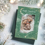 Stars Celestial Magic God jul Photo Julkort<br><div class="desc">Sprid helgdag med ett kort som verkligen är spännande! Den här snyggten visar en fängslande grönt och guld night himmel, som är sprinklad med stjärnor som skapar en magisk bakgrund för din familjs foto. Bilden brinner med säsongens värme och , som om varje inslag berättar sin egen glatta historia. En...</div>