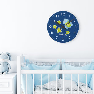 Stars och Rocket Nursery Monogrammed Rund Klocka