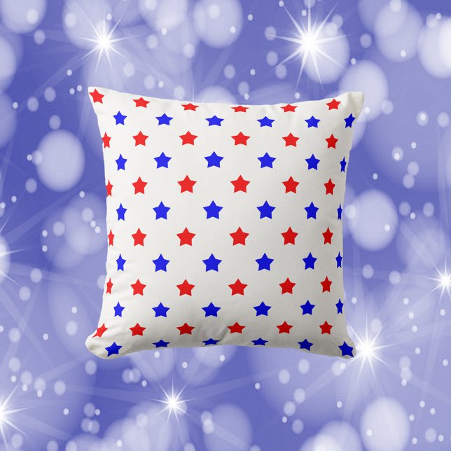 Stars Red Blue Mönster White Background Kudde (A throw pillow with red and blue stars on a white background.)