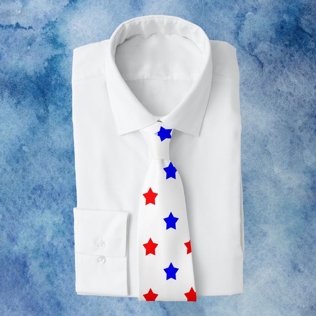 Stars Red Blue Mönster White Background Slips (A fun tie with red and blue stars on a white background)
