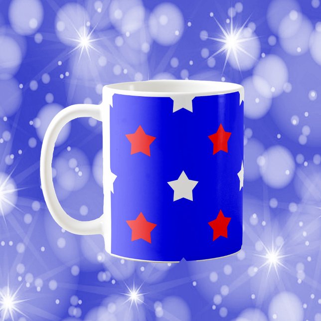 Stars Red White Mönster Blue Background Kaffemugg (A mug with a pattern of red and white stars on a blue background)