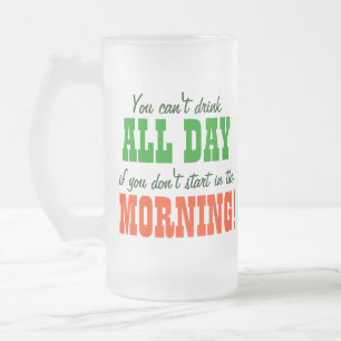 Starta att dricka i morgonen frostat ölglas