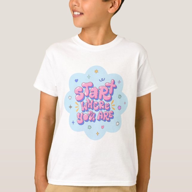 Starta Där Du Är Glada Typografi Barn T Shirt (Framsida)