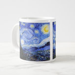 Starthatten av Van Gogh Jumbo Mugg<br><div class="desc">En oljemålning av den nederländske mästaren Vincent Van Gogh (1853-1890), troligen hans mest berömd målning, Van Gogh målade "Stjärnighet" 1889 från minnet när han var i en asyl i Frankrike där han checkade in sig för depression. Scenen skildrar synen från hans sovrumsfönster. I målningen finns måne, Venus och många stjärnor...</div>