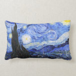 Starthatten av Van Gogh Lumbarkudde<br><div class="desc">En oljemålning av den nederländske mästaren Vincent Van Gogh (1853-1890), troligen hans mest berömd målning, Van Gogh målade "Stjärnighet" 1889 från minnet när han var i en asyl i Frankrike där han checkade in sig för depression. Scenen skildrar synen från hans sovrumsfönster. I målningen finns måne, Venus och många stjärnor...</div>