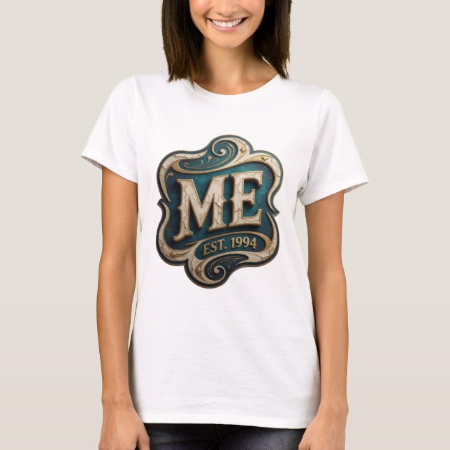 Statement Guld ME EST 1994 Text Design T Shirt (Framsida)