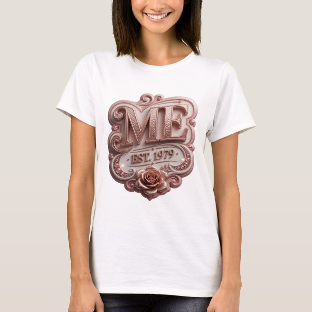 Statement Rosa ME EST 1979 Design T Shirt (Framsida)