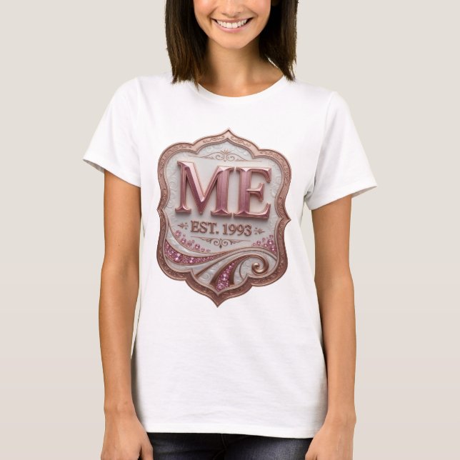 Statement Rosa ME EST 1993 Statement Design T Shirt (Framsida)