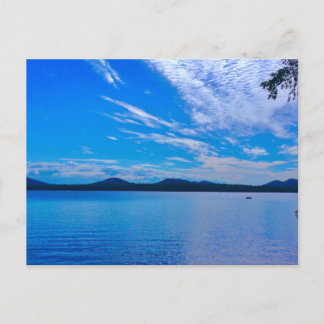 Stationär, vacker dag vid sjö vykort