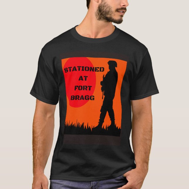 STATIONERAD I FORT BRAGG T SHIRT (Framsida)