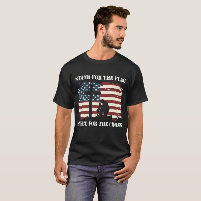 Stativ för flagga, knäfaller för kor t-shirt (Hel framsida)
