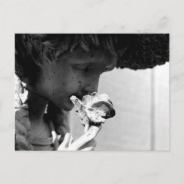 STATUE HOLING A RO VYKORT