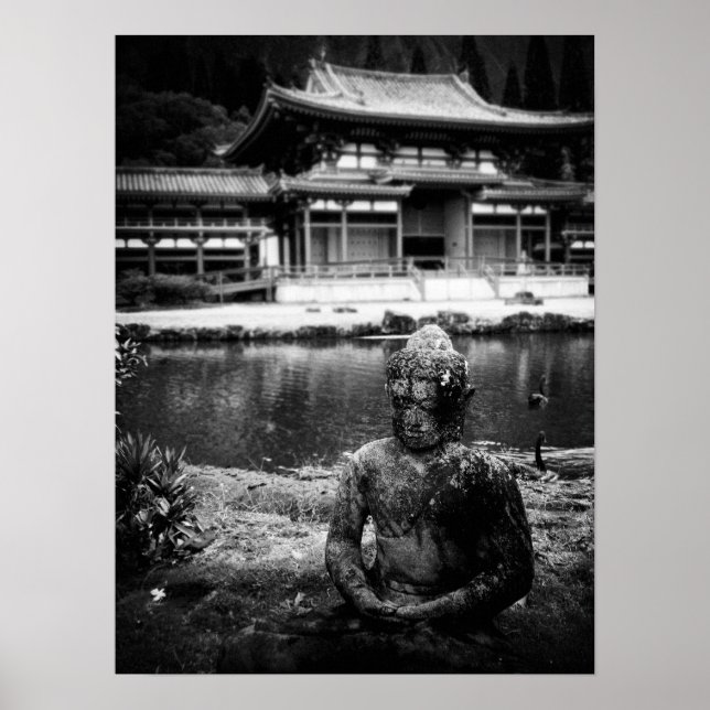 Statue in Front of the Buddhist Temple, Oahu B&W Poster (Framsidan)