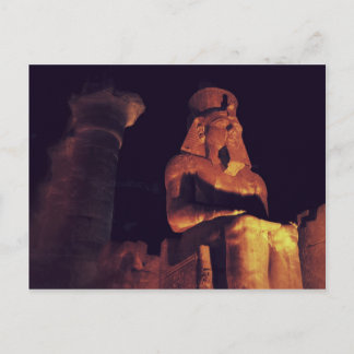 Statue kung i Luxor Temple i Egypten nattetid Vykort