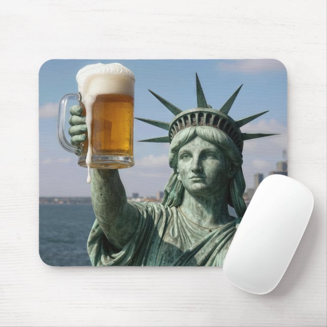 Statue of Liberty Holding Up a Beer Mug Musmatta (Med mus)