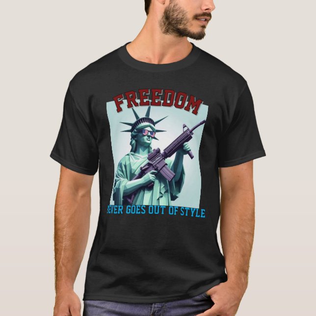 Statue of Liberty Patriotic Sunglasses M4 Rifle  T Shirt (Framsida)