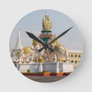 Statue of rosa elephants Bangkok Thailand Rund Klocka