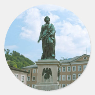 Staty av Mozart i Salzburg Runt Klistermärke