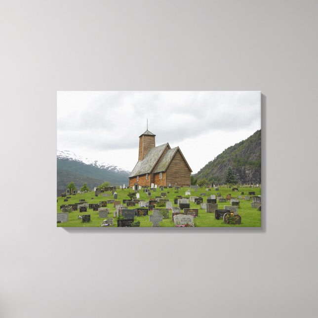 Stavkyrka med kyrkogård i Norge canvas (Framsida)